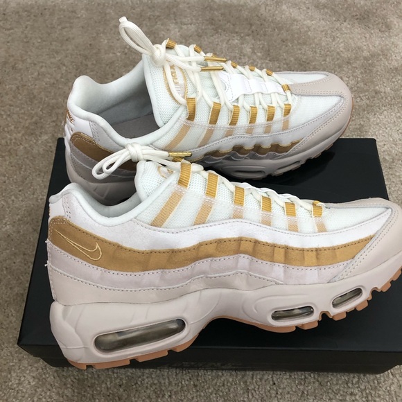 Nike Women’s Airmax 95 size 9 Desert Sand/Metallic Gold